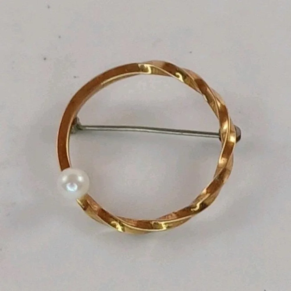 Vintage Gold Tone Krementz Pearl Brooch Twisted‎ Pin
